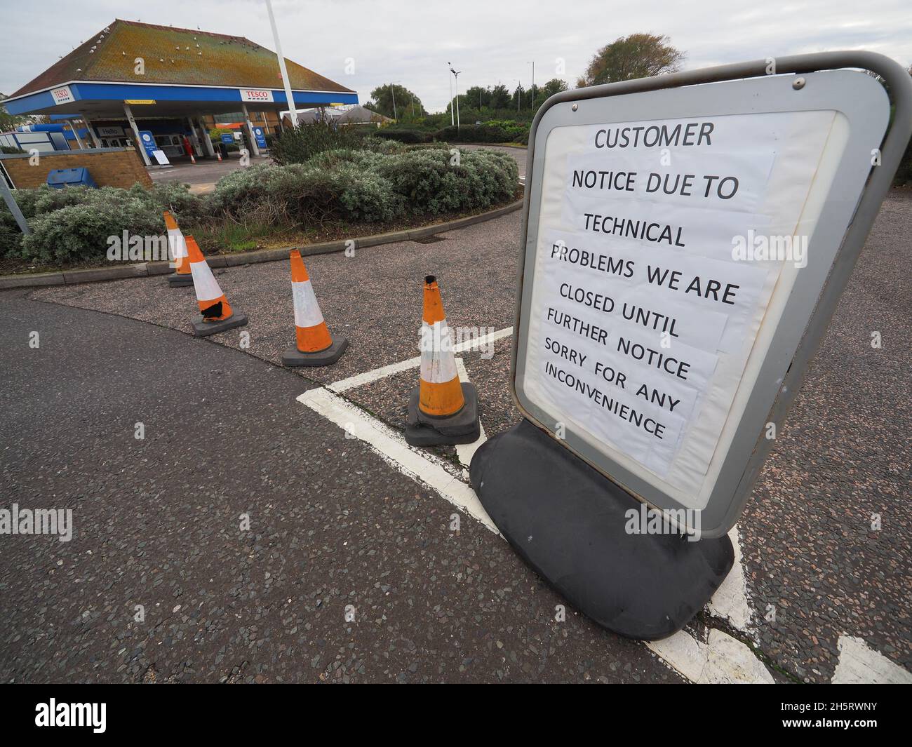 Sheerness, Kent, Großbritannien. November 2021. Die Tesco-Tankstelle in Sheerness, Kent, ist immer noch geschlossen, nachdem eine Ratte durch ein Datenkabel gekaut wurde, das ein Benzinpreisschild und kontaktlose Kartenzahlungen kontrolliert. Dies führte dazu, dass der Vorplatz den billigsten Kraftstoff des Landes (seit mindestens 3. November) mit beworbenen 134,9 Pence für bleifrei und 136,9 Pence für Diesel bot. Die Station ist nun geschlossen, damit die Techniker das Problem beheben können. Der Standort grenzt an einen nahegelegenen Mote, von dem man annimmt, dass das Nagetier stammt. Kredit: James Bell/Alamy Live Nachrichten Stockfoto