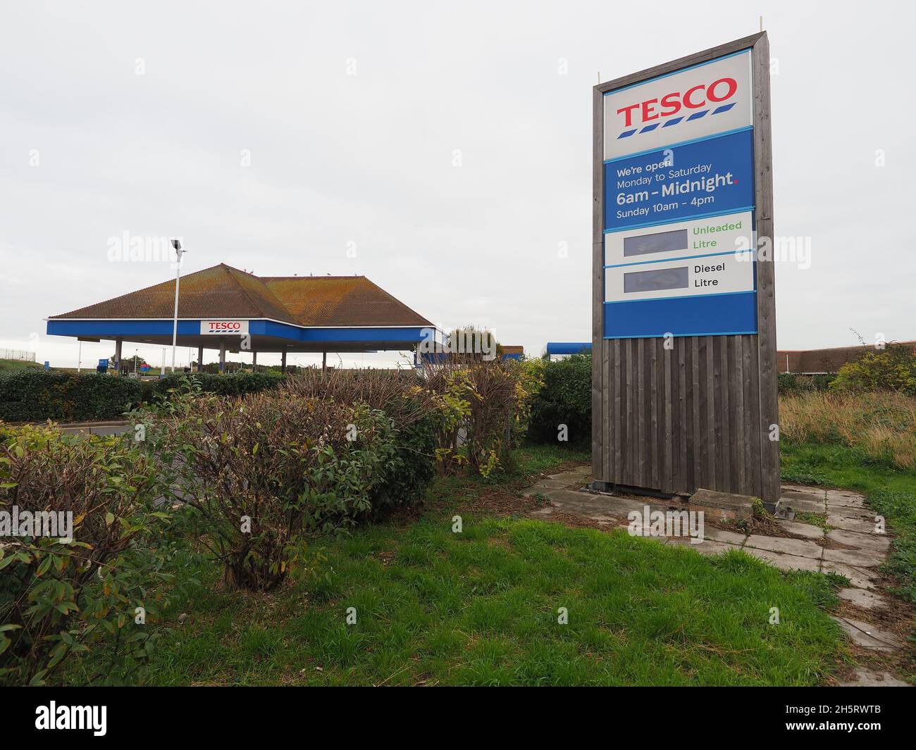 Sheerness, Kent, Großbritannien. November 2021. Die Tesco-Tankstelle in Sheerness, Kent, ist immer noch geschlossen, nachdem eine Ratte durch ein Datenkabel gekaut wurde, das ein Benzinpreisschild und kontaktlose Kartenzahlungen kontrolliert. Dies führte dazu, dass der Vorplatz den billigsten Kraftstoff des Landes (seit mindestens 3. November) mit beworbenen 134,9 Pence für bleifrei und 136,9 Pence für Diesel bot. Die Station ist nun geschlossen, damit die Techniker das Problem beheben können. Der Standort grenzt an einen nahegelegenen Mote, von dem man annimmt, dass das Nagetier stammt. Kredit: James Bell/Alamy Live Nachrichten Stockfoto