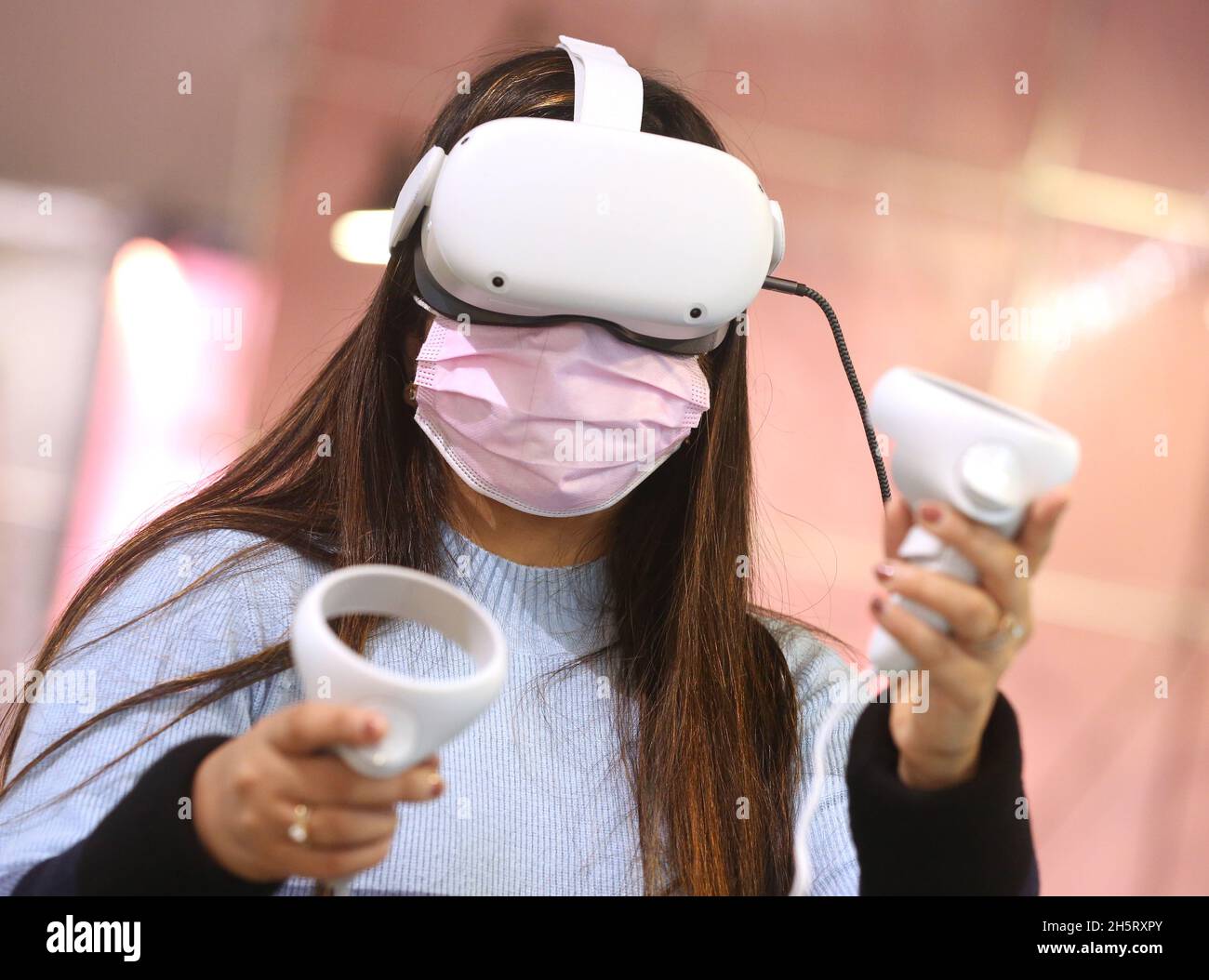 Dortmund, Deutschland. November 2021. Auf der Sonderausstellung „Künstliche Intelligenz“ in der Dasa testet ein Fachbesucher eine Datenbrille für eine schnellere medizinische Diagnose. Die interaktive Show widmet sich der neuen digitalen Welt mit ihren Chancen und Problemen in einem medialen Mix aus Texten, Objekten, Medien und spielerischen Elementen. Es ist von 13.11.2021 bis 09.08.2022 Uhr für Besucher geöffnet. Quelle: Roland Weihrauch/dpa/Alamy Live News Stockfoto