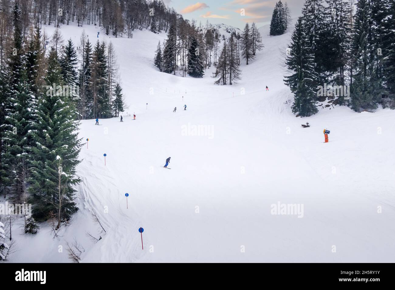 Saalbach, Österreich, Menschen Skifahren an der Skipiste des austrain Winterresort und Bergpanorama Stockfoto