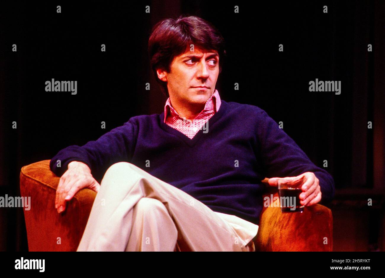 Tom Conti (Vernon Gersch) spielt UNSER LIED im Shaftesbury Theatre, London WC2 01/10/1980 Buch: Neil Simon Texte: Carole Bayer Sager Musik: Marvin Hamlisch Bühnenbild: Douglas W Schmidt Kostüme: Ann Roth Beleuchtung: Tharon Musser Regie: David Taylor Stockfoto