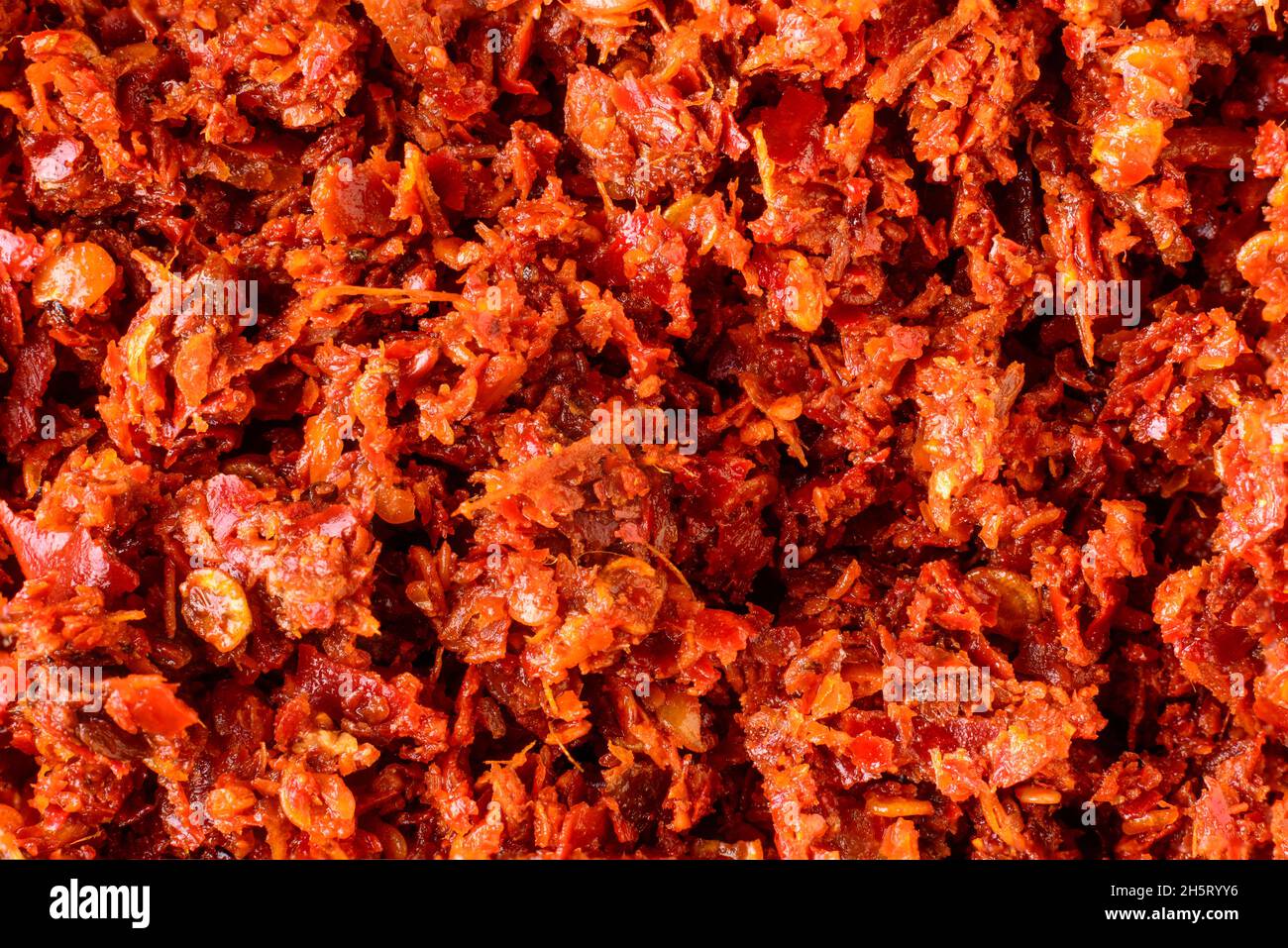 Würzige würzmischung mit fischchips oder Flocken der malediven, hergestellt mit Chilischoten, Tomaten, Ingwer, Knoblauch und Salz, frischer Hintergrundtextur für Lebensmittel, Nahaufnahme Stockfoto