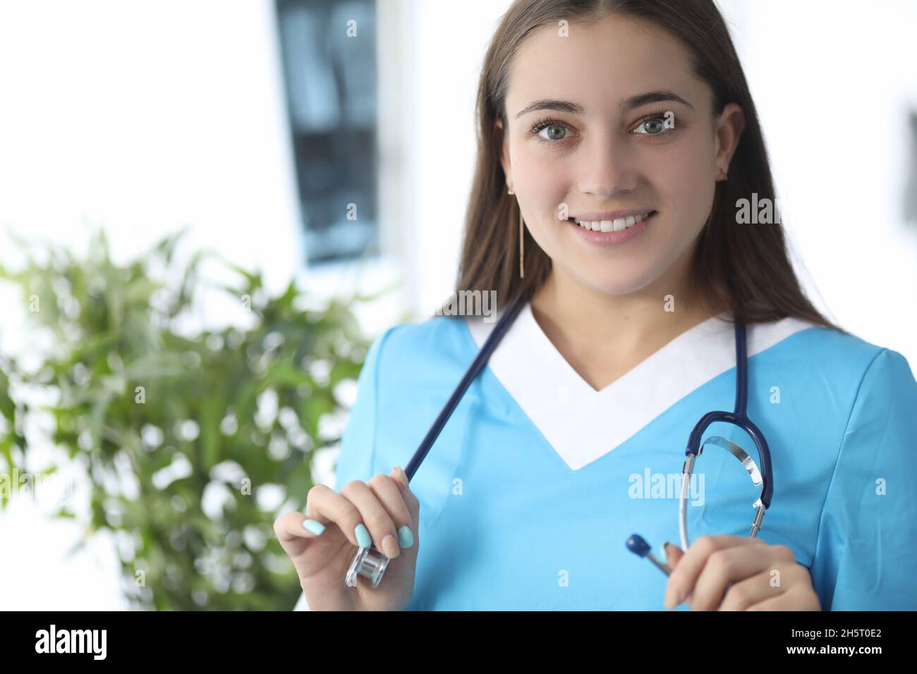Porträt einer lächelnden Ärztin mit Stethoskop in der medizinischen Klinik Stockfoto