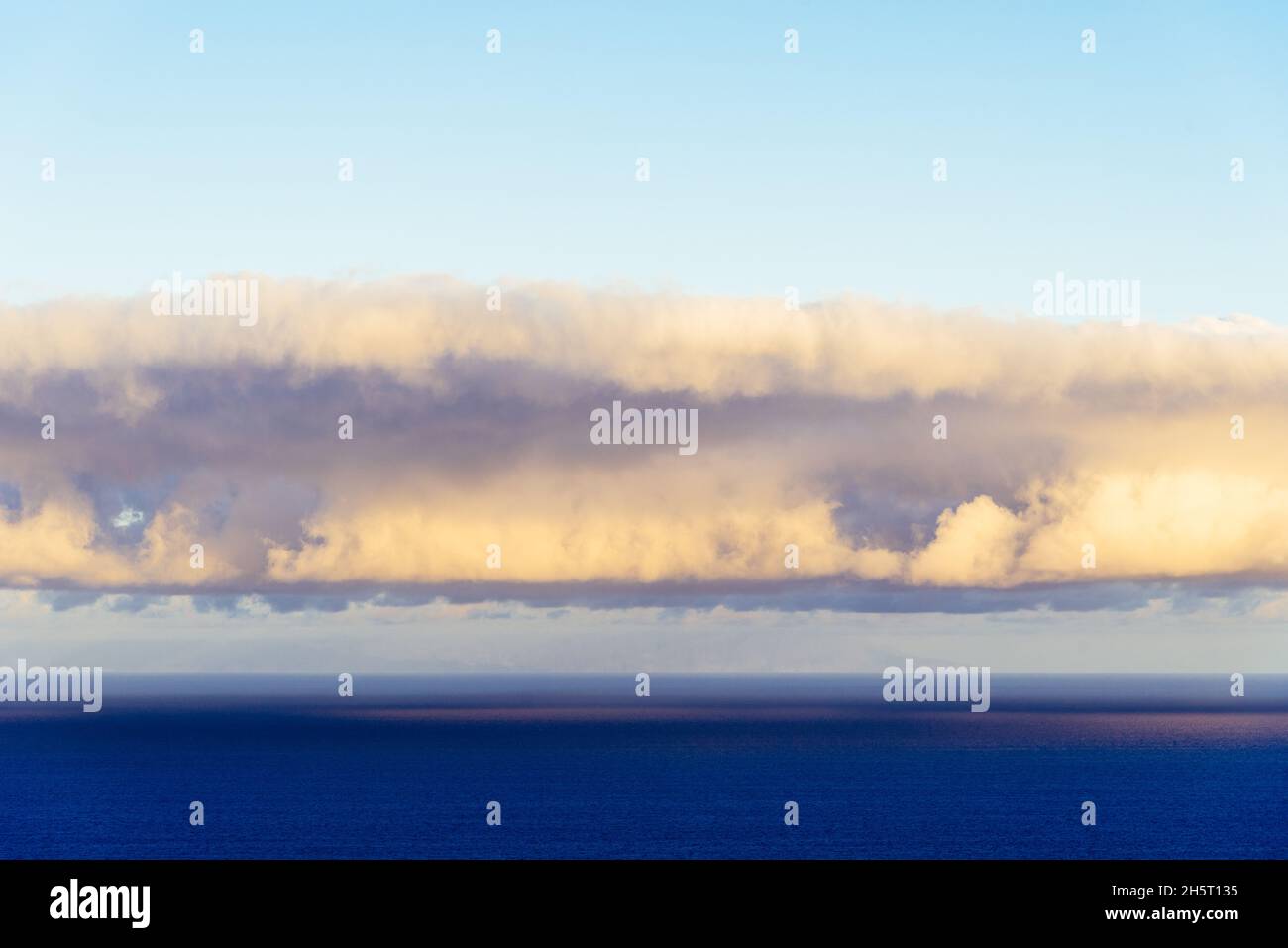 Passatwinde Wolken reflektierten sich auf dem Ozean bei Sonnenuntergang. Die Passatwinde oder Osterglüten sind die permanenten Ost-West-vorherrschenden Winde, die im EA fließen Stockfoto