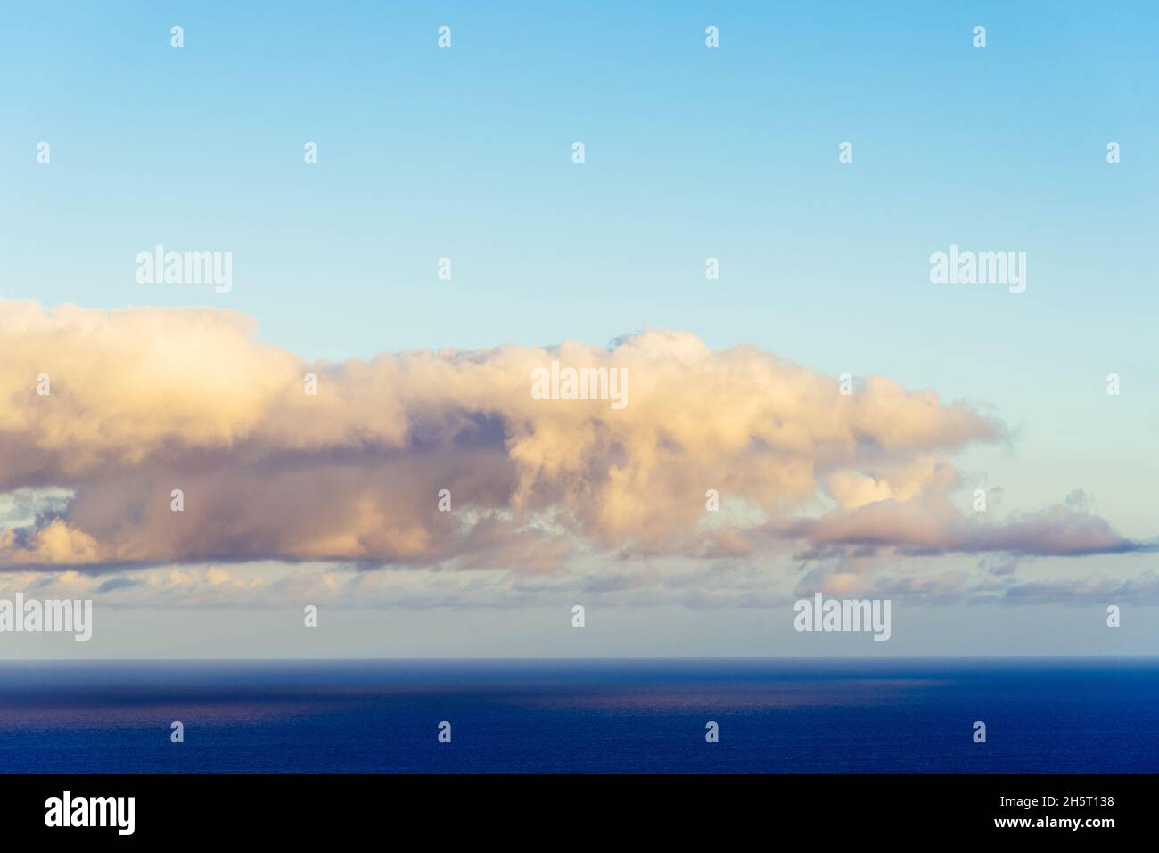 Passatwinde Wolken reflektierten sich auf dem Ozean bei Sonnenuntergang. Die Passatwinde oder Osterglüten sind die permanenten Ost-West-vorherrschenden Winde, die im EA fließen Stockfoto