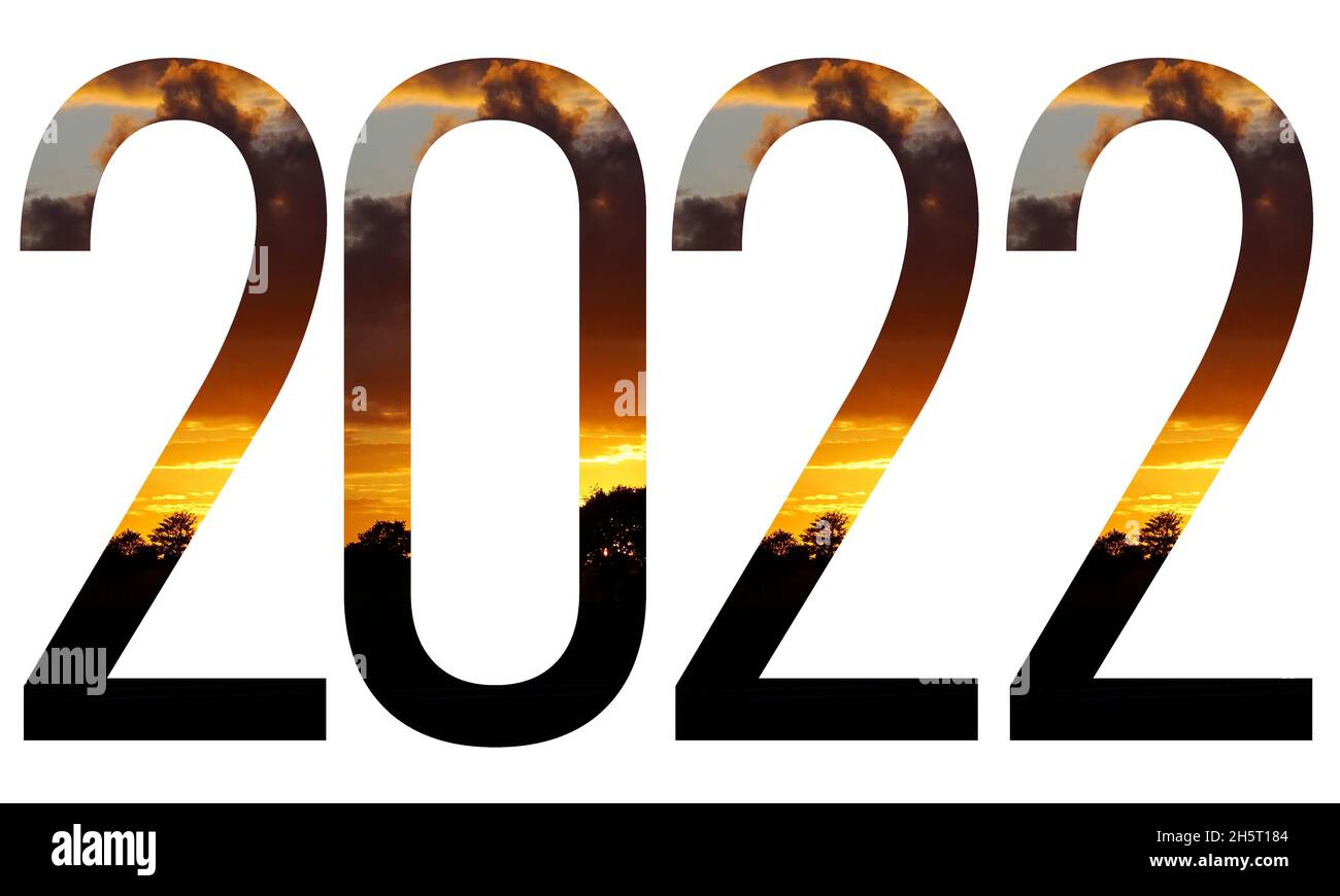 2022 Text für das neue Jahr, Text mit Zahlen aus einer untergehenden Sonne, mit den Farben schwarz, gelb, orange, dunkelblau und rosa isoliert auf einem weißen b Stockfoto