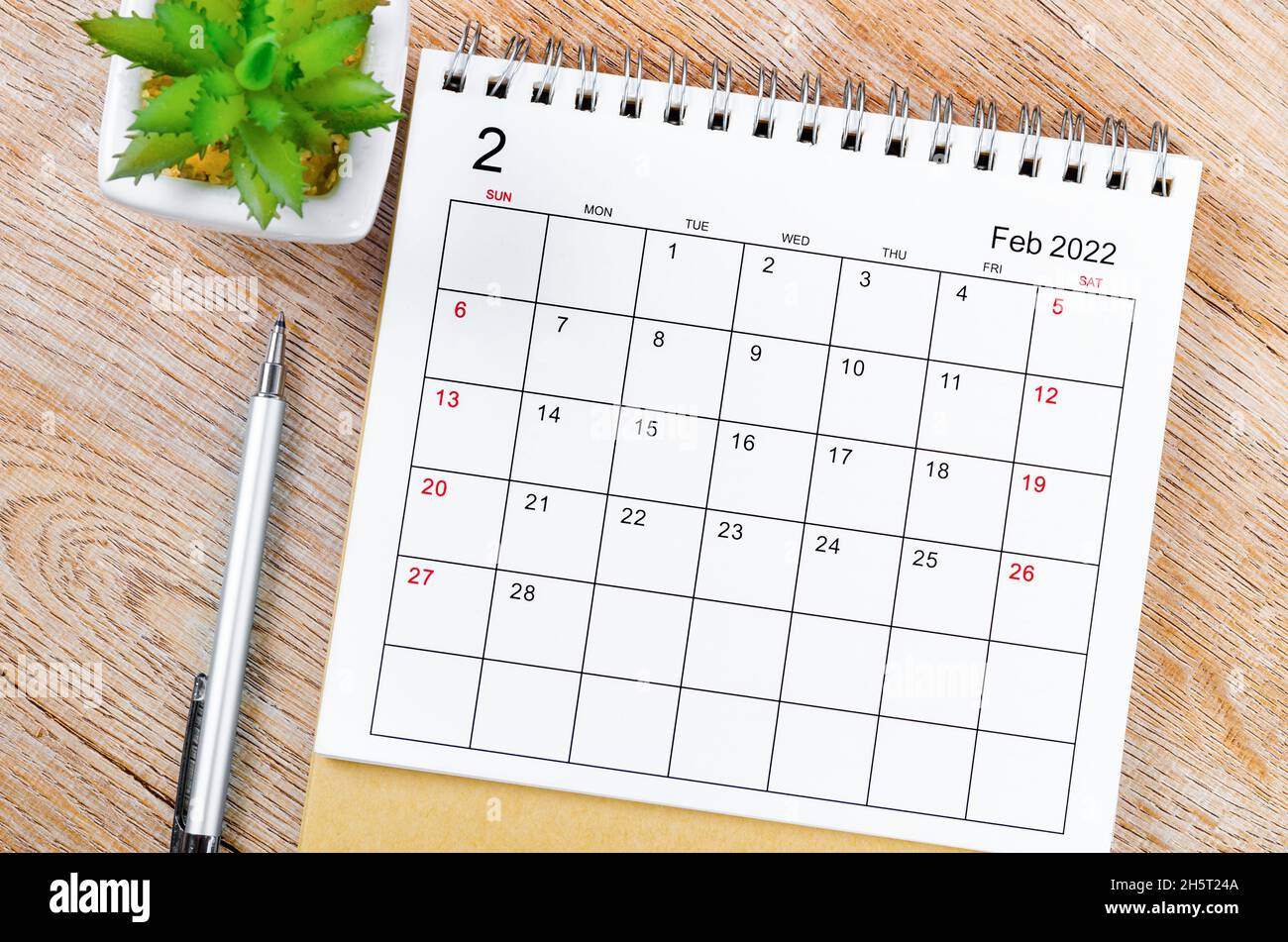 Der Tischkalender vom Februar 2022 auf einem Holztisch. Stockfoto