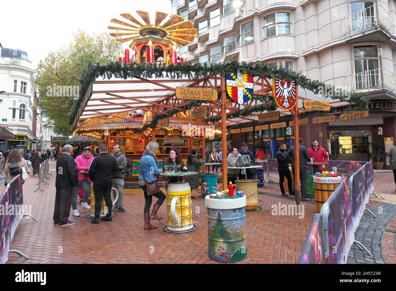 Birmingham UK Besucher trinken deutsches Lager auf dem Frankfurter Weihnachtsmarkt in der New Street UK - November 2021 Stockfoto