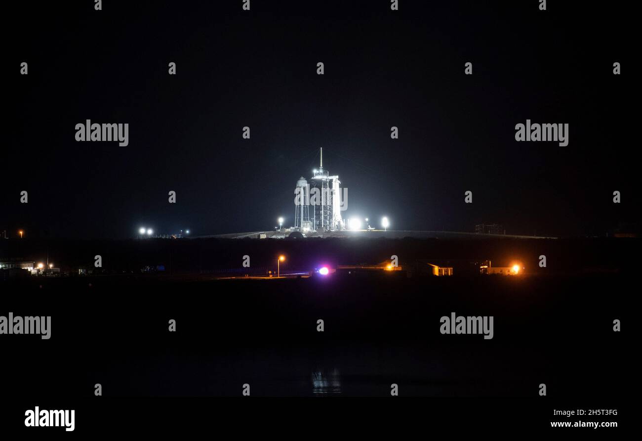 Cape Canaveral, Vereinigte Staaten von Amerika. 10. November 2021. Die SpaceX Falcon 9-Rakete, die die NASA SpaceX Crew-3-Mission in der Raumsonde Crew Dragon trägt, startet Ende November 10, 2021 in Cape Canaveral, Florida, vom Launch Complex 39A im Kennedy Space Center. Die Crew der NASA-Astronauten Raja Chari, Tom Marshburn, Kayla Barron und Matthias Maurer, Astronaut der Europäischen Weltraumorganisation, wird sechs Monate auf der Internationalen Raumstation ISS verbringen. Quelle: Joel Kowsky/NASA/Alamy Live News Stockfoto