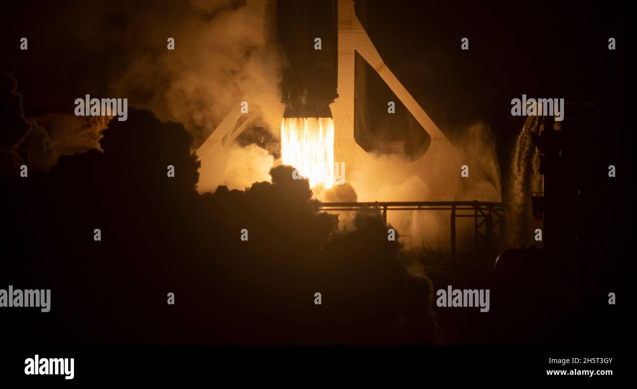 Cape Canaveral, Vereinigte Staaten von Amerika. 10. November 2021. Die SpaceX Falcon 9-Rakete, die die NASA SpaceX Crew-3-Mission in der Raumsonde Crew Dragon trägt, startet Ende November 10, 2021 in Cape Canaveral, Florida, vom Launch Complex 39A im Kennedy Space Center. Die Crew der NASA-Astronauten Raja Chari, Tom Marshburn, Kayla Barron und Matthias Maurer, Astronaut der Europäischen Weltraumorganisation, wird sechs Monate auf der Internationalen Raumstation ISS verbringen. Quelle: Joel Kowsky/NASA/Alamy Live News Stockfoto