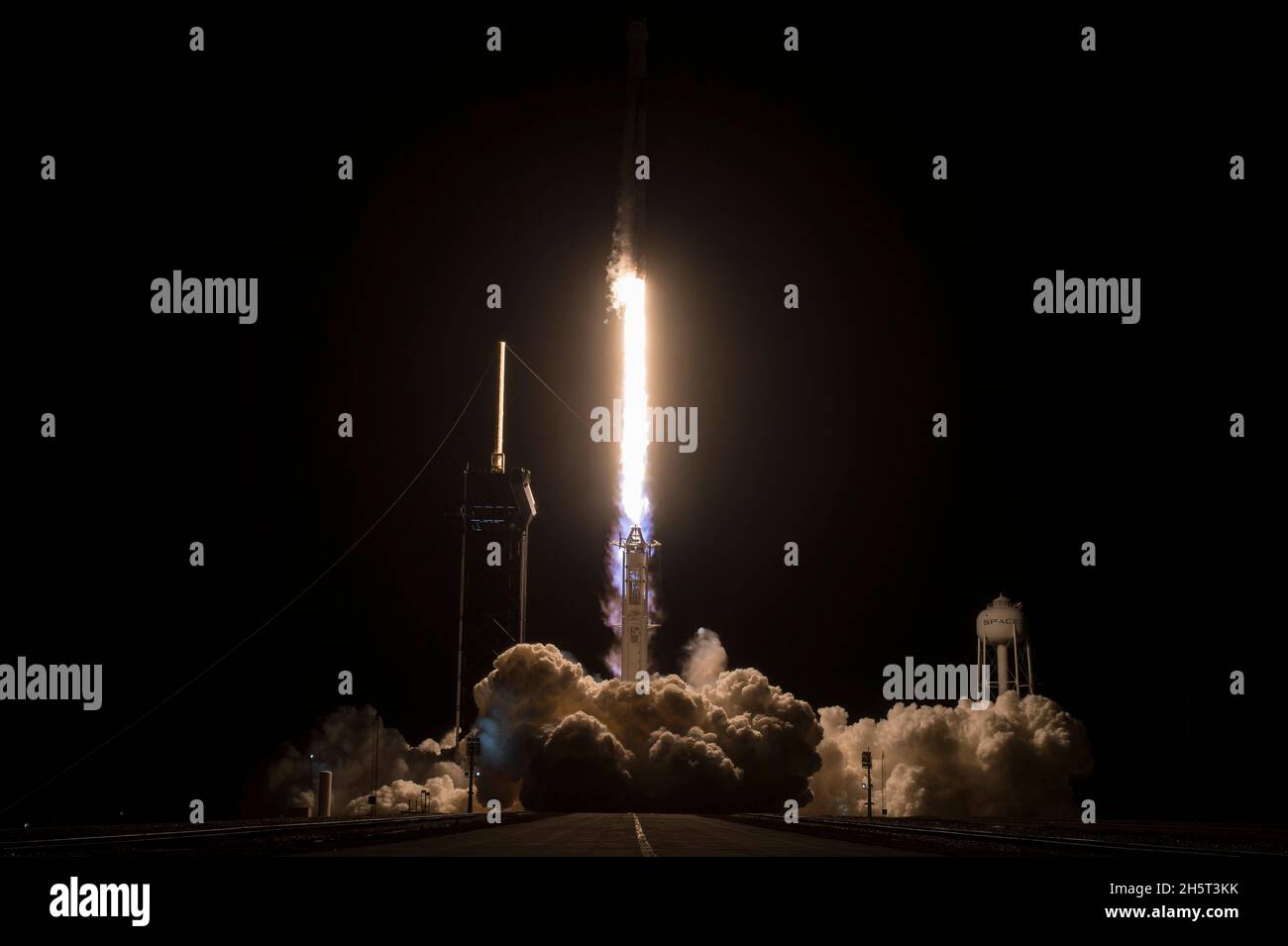 Cape Canaveral, Vereinigte Staaten von Amerika. 10. November 2021. Die SpaceX Falcon 9-Rakete, die die NASA SpaceX Crew-3-Mission in der Raumsonde Crew Dragon trägt, startet Ende November 10, 2021 in Cape Canaveral, Florida, vom Launch Complex 39A im Kennedy Space Center. Die Crew der NASA-Astronauten Raja Chari, Tom Marshburn, Kayla Barron und Matthias Maurer, Astronaut der Europäischen Weltraumorganisation, wird sechs Monate auf der Internationalen Raumstation ISS verbringen. Quelle: Aubrey Gemignani/NASA/Alamy Live News Stockfoto