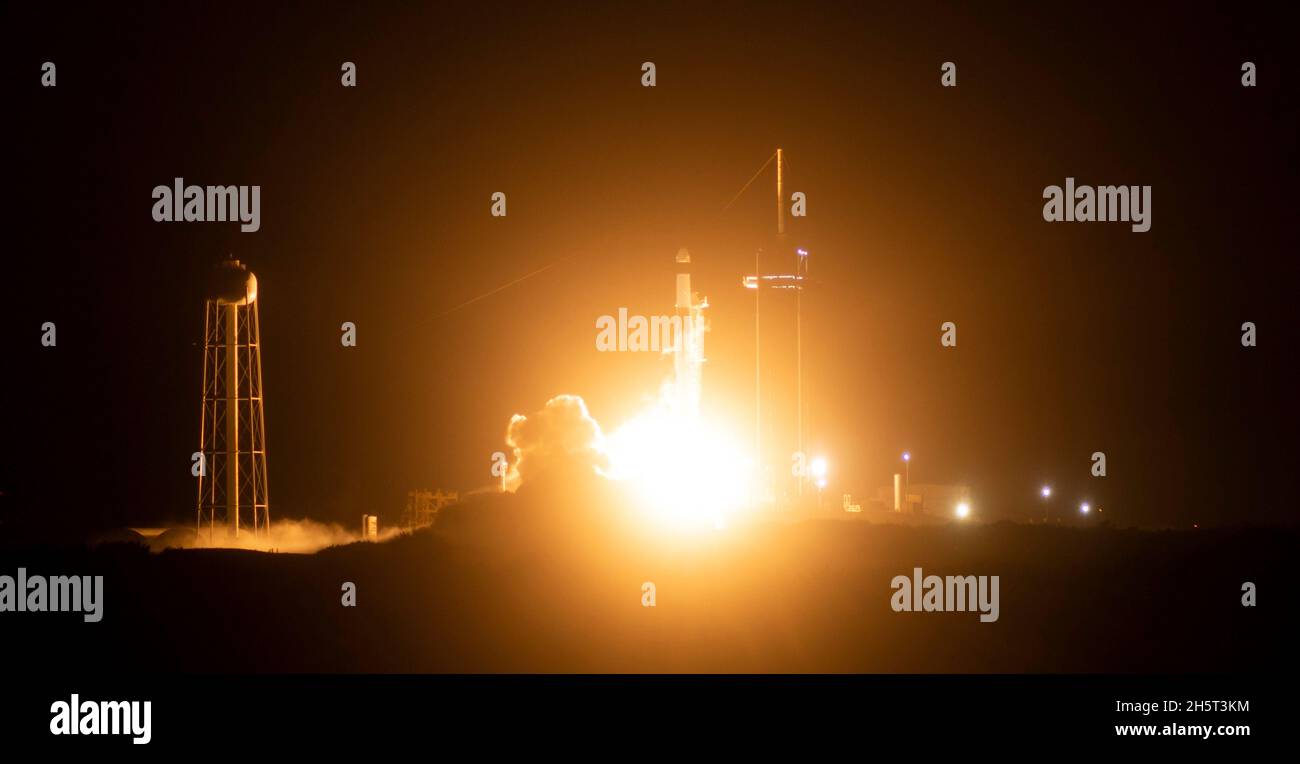 Cape Canaveral, Vereinigte Staaten von Amerika. 10. November 2021. Die SpaceX Falcon 9-Rakete, die die NASA SpaceX Crew-3-Mission in der Raumsonde Crew Dragon trägt, startet Ende November 10, 2021 in Cape Canaveral, Florida, vom Launch Complex 39A im Kennedy Space Center. Die Crew der NASA-Astronauten Raja Chari, Tom Marshburn, Kayla Barron und Matthias Maurer, Astronaut der Europäischen Weltraumorganisation, wird sechs Monate auf der Internationalen Raumstation ISS verbringen. Quelle: Joel Kowsky/NASA/Alamy Live News Stockfoto