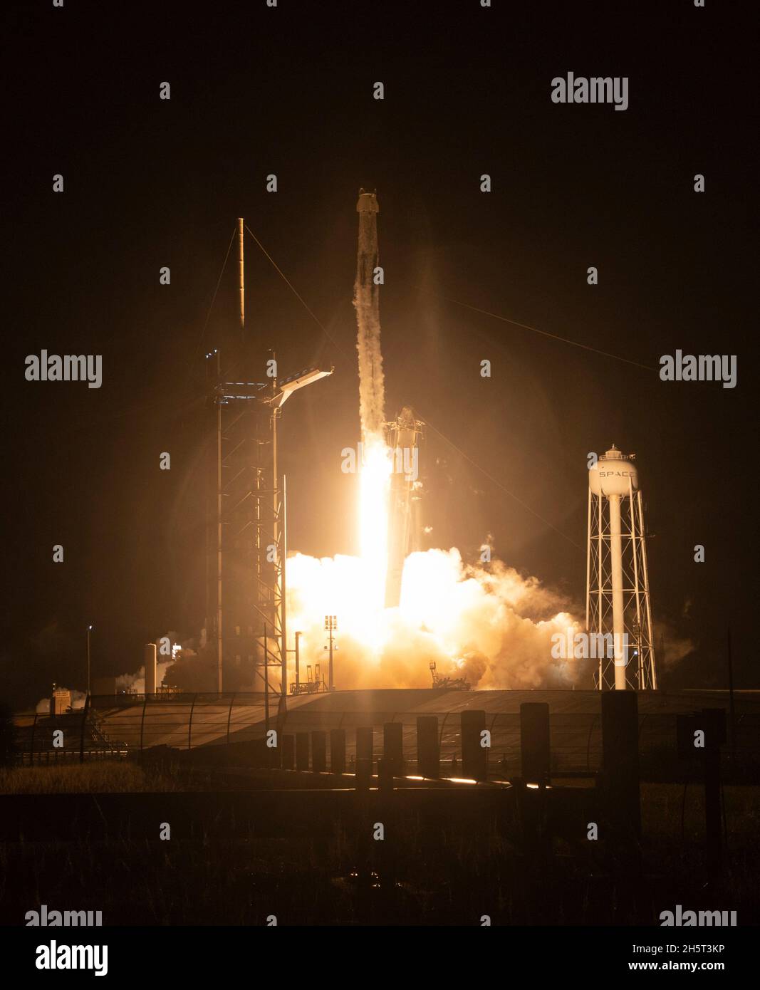 Cape Canaveral, Vereinigte Staaten von Amerika. 10. November 2021. Die SpaceX Falcon 9-Rakete, die die NASA SpaceX Crew-3-Mission in der Raumsonde Crew Dragon trägt, startet Ende November 10, 2021 in Cape Canaveral, Florida, vom Launch Complex 39A im Kennedy Space Center. Die Crew der NASA-Astronauten Raja Chari, Tom Marshburn, Kayla Barron und Matthias Maurer, Astronaut der Europäischen Weltraumorganisation, wird sechs Monate auf der Internationalen Raumstation ISS verbringen. Quelle: Joel Kowsky/NASA/Alamy Live News Stockfoto