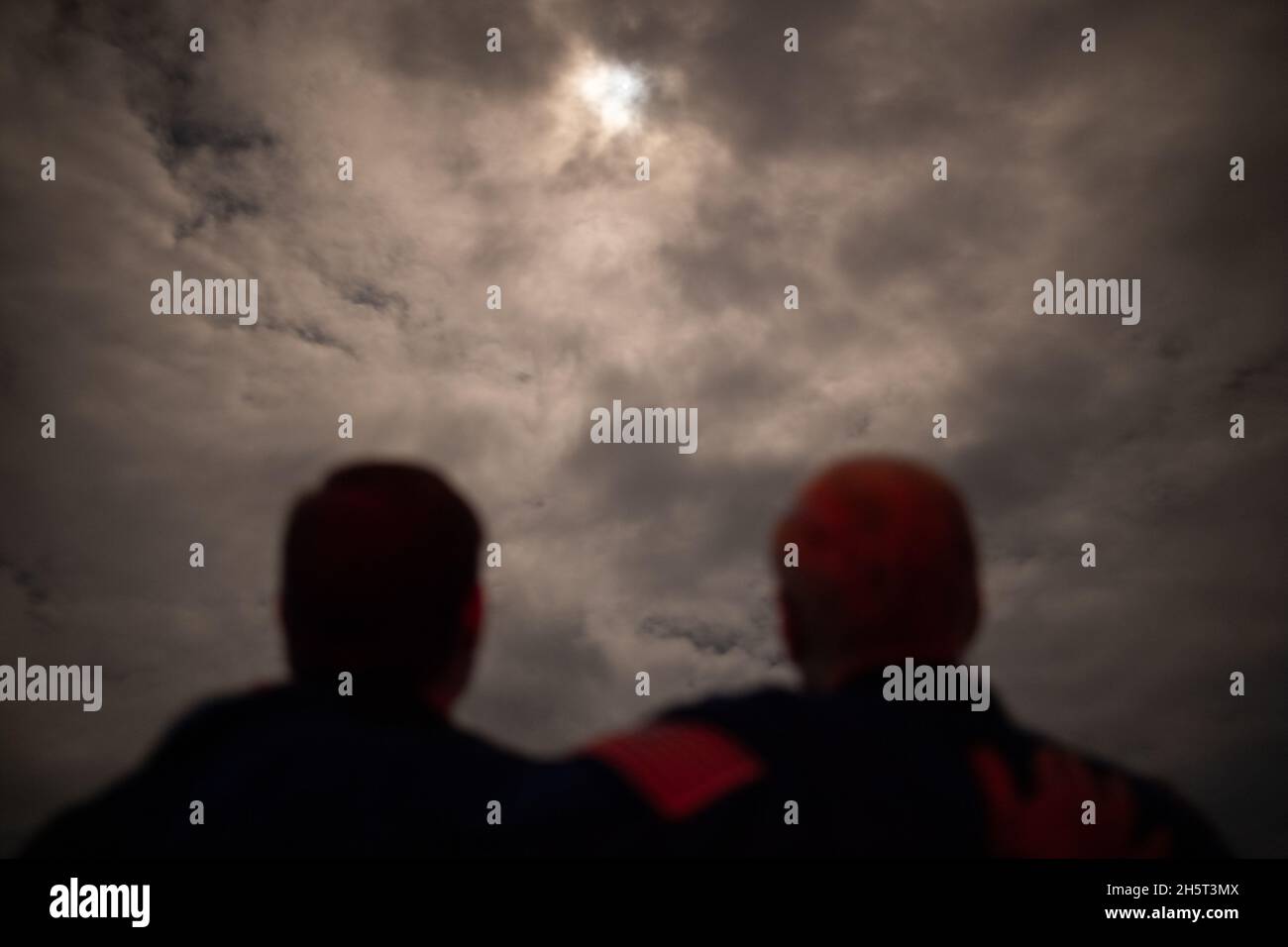 Cape Canaveral, Vereinigte Staaten von Amerika. 10. November 2021. Die Gäste beobachten, wie die SpaceX Falcon 9-Rakete, die die NASA SpaceX Crew-3-Mission in der Raumsonde Crew Dragon trägt, Ende November 10, 2021 in Cape Canaveral, Florida, vom Launch Complex 39A im Kennedy Space Center abfliegt. Die Crew der NASA-Astronauten Raja Chari, Tom Marshburn, Kayla Barron und Matthias Maurer, Astronaut der Europäischen Weltraumorganisation, wird sechs Monate auf der Internationalen Raumstation ISS verbringen. Quelle: Joel Kowsky/NASA/Alamy Live News Stockfoto