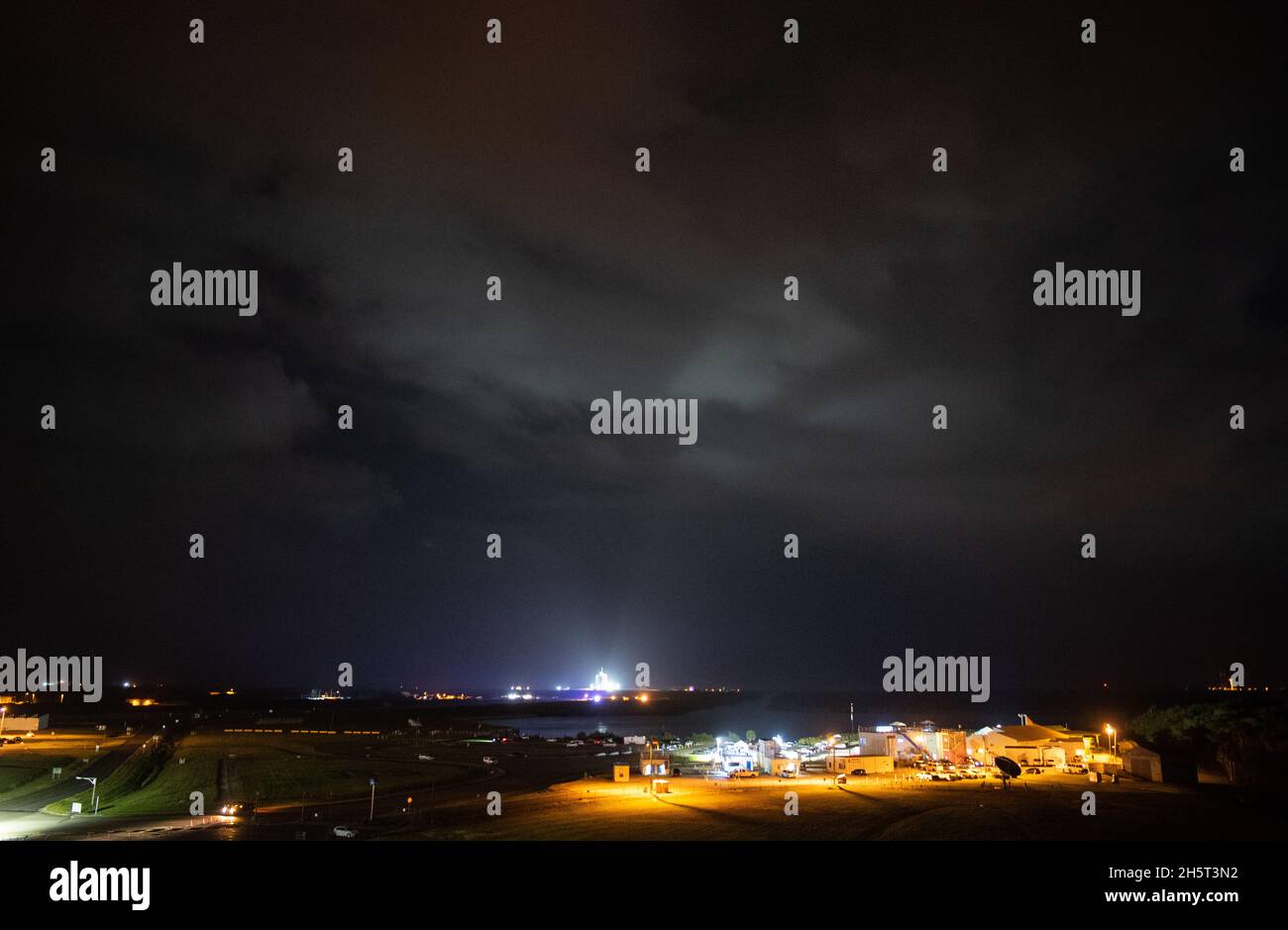 Cape Canaveral, Vereinigte Staaten von Amerika. 10. November 2021. Die SpaceX Falcon 9-Rakete, die die NASA SpaceX Crew-3-Mission in der Raumsonde Crew Dragon trägt, startet Ende November 10, 2021 in Cape Canaveral, Florida, vom Launch Complex 39A im Kennedy Space Center. Die Crew der NASA-Astronauten Raja Chari, Tom Marshburn, Kayla Barron und Matthias Maurer, Astronaut der Europäischen Weltraumorganisation, wird sechs Monate auf der Internationalen Raumstation ISS verbringen. Quelle: Joel Kowsky/NASA/Alamy Live News Stockfoto