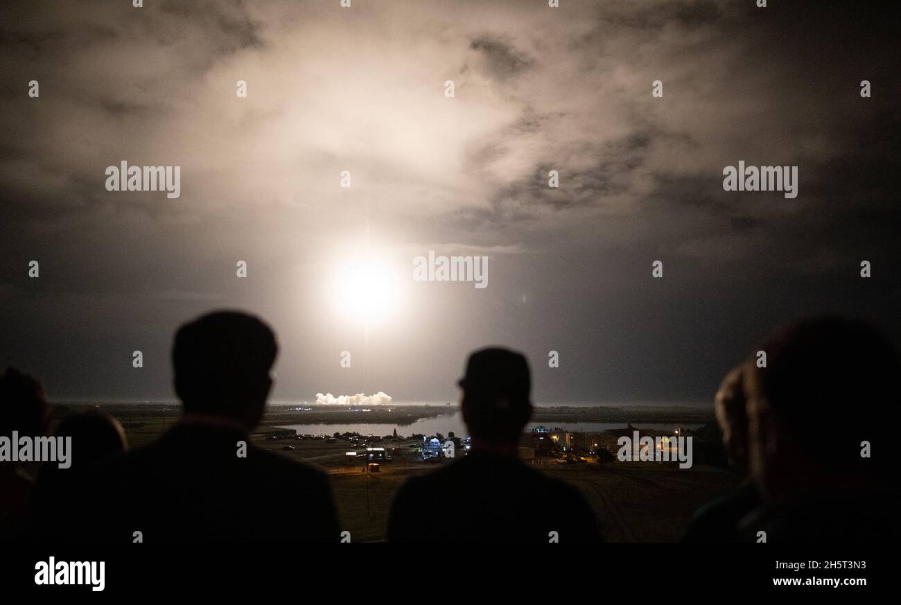 Cape Canaveral, Vereinigte Staaten von Amerika. 10. November 2021. Die Gäste beobachten, wie die SpaceX Falcon 9-Rakete, die die NASA SpaceX Crew-3-Mission in der Raumsonde Crew Dragon trägt, Ende November 10, 2021 in Cape Canaveral, Florida, vom Launch Complex 39A im Kennedy Space Center abfliegt. Die Crew der NASA-Astronauten Raja Chari, Tom Marshburn, Kayla Barron und Matthias Maurer, Astronaut der Europäischen Weltraumorganisation, wird sechs Monate auf der Internationalen Raumstation ISS verbringen. Quelle: Joel Kowsky/NASA/Alamy Live News Stockfoto