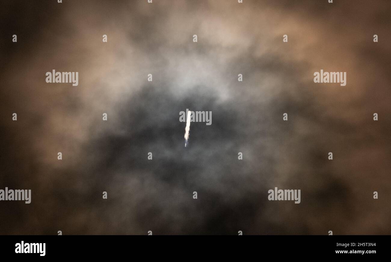 Cape Canaveral, Vereinigte Staaten von Amerika. 10. November 2021. Die SpaceX Falcon 9-Rakete, die die NASA SpaceX Crew-3-Mission in der Raumsonde Crew Dragon trägt, startet Ende November 10, 2021 in Cape Canaveral, Florida, vom Launch Complex 39A im Kennedy Space Center. Die Crew der NASA-Astronauten Raja Chari, Tom Marshburn, Kayla Barron und Matthias Maurer, Astronaut der Europäischen Weltraumorganisation, wird sechs Monate auf der Internationalen Raumstation ISS verbringen. Quelle: Joel Kowsky/NASA/Alamy Live News Stockfoto