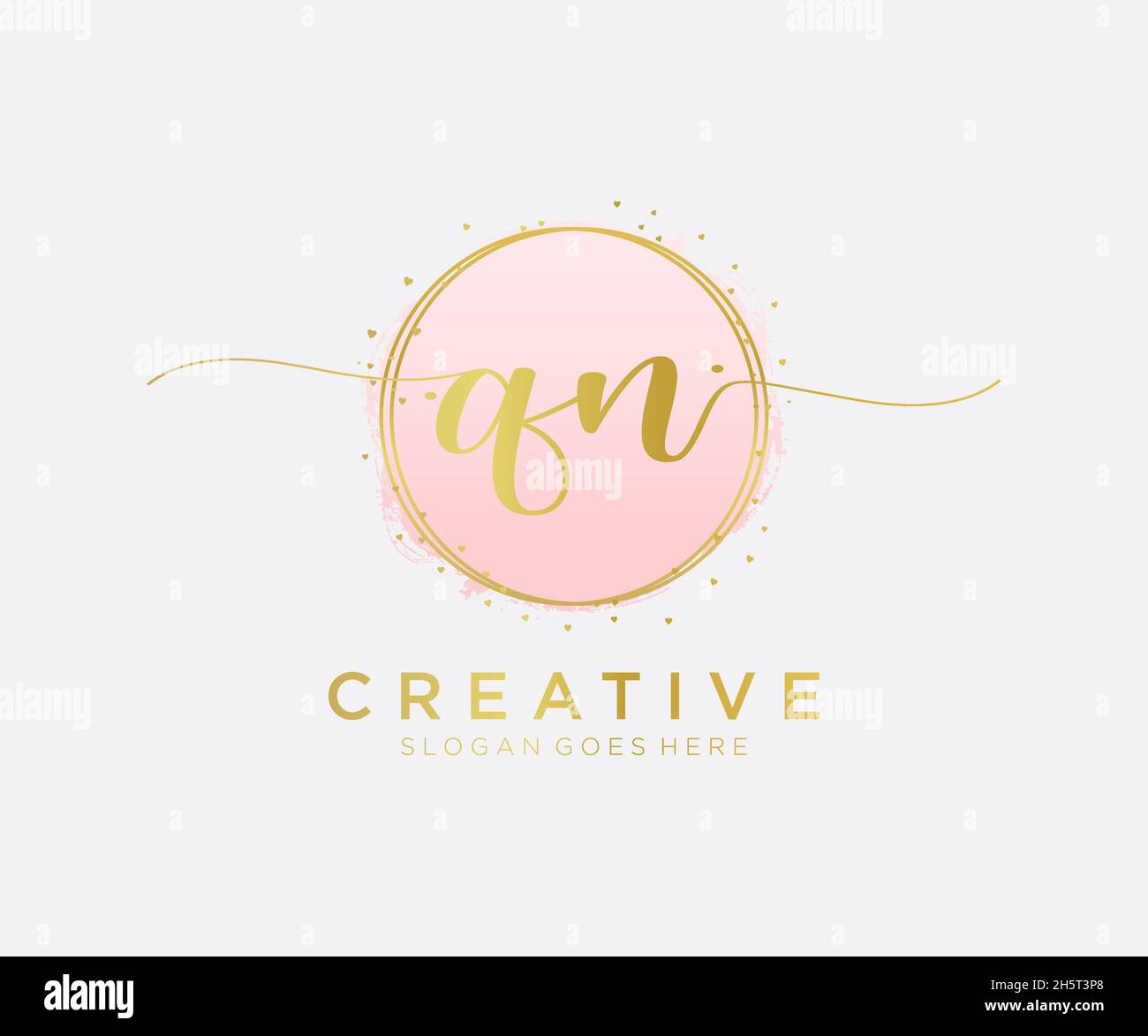 Feminines QN-Logo. Verwendbar für Natur, Salon, Spa, Kosmetik und Beauty Logos. Flaches Vektor-Logo-Design-Template-Element. Stock Vektor