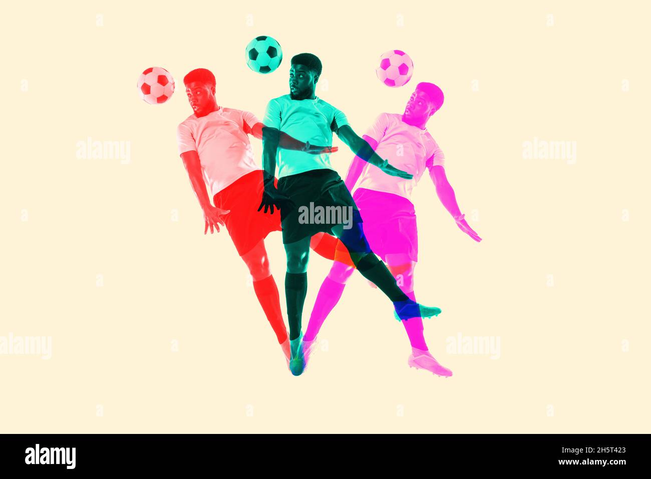 Bildmaterial. Männlicher Fußball, Fußballspieler springt mit Ball mit Glitch-Duoton-Effekt. Junges sportliches Modell und doppelte bunte Schatten Stockfoto