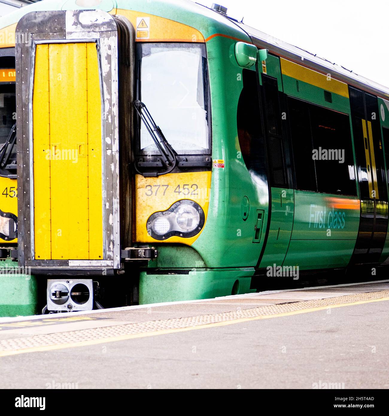 Epsom Surrey England, 7 2021. November, Fahrer eines Southern Rail Electric Commuter Train hielten am Bahnhof Epsom ohne Menschen an Stockfoto