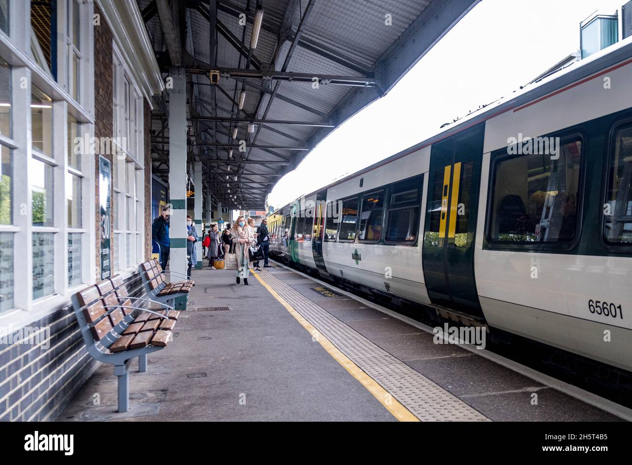 Epsom Surrey England, Großbritannien, November 7 2021, Passagiere an Bord Eines Südbahnzuges am Bahnhof Epsom Stockfoto