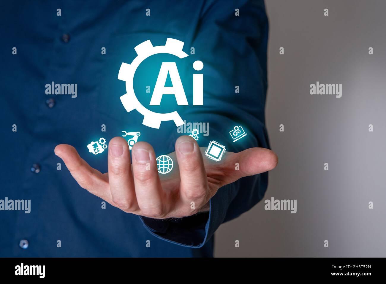 Ein Geschäftsmann auf einem verschwommenen Hintergrund mit einem digitalen Symbol für künstliche Intelligenz. Das Konzept der künstlichen Intelligenz der Zukunft. Stockfoto