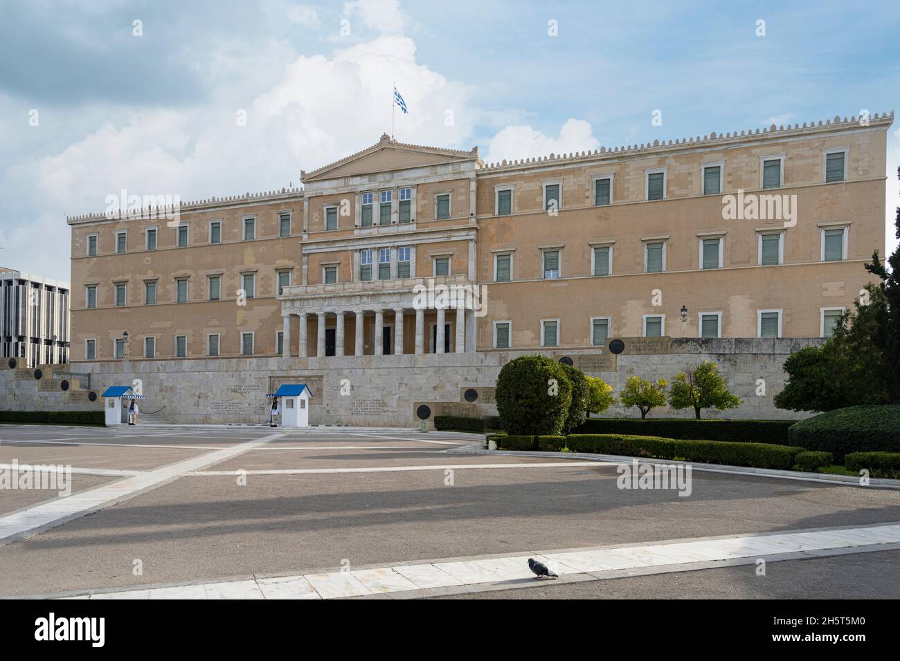 Athen, Griechenland. November 2021. Außenansicht des griechischen parlamentsgebäudes im Stadtzentrum Stockfoto