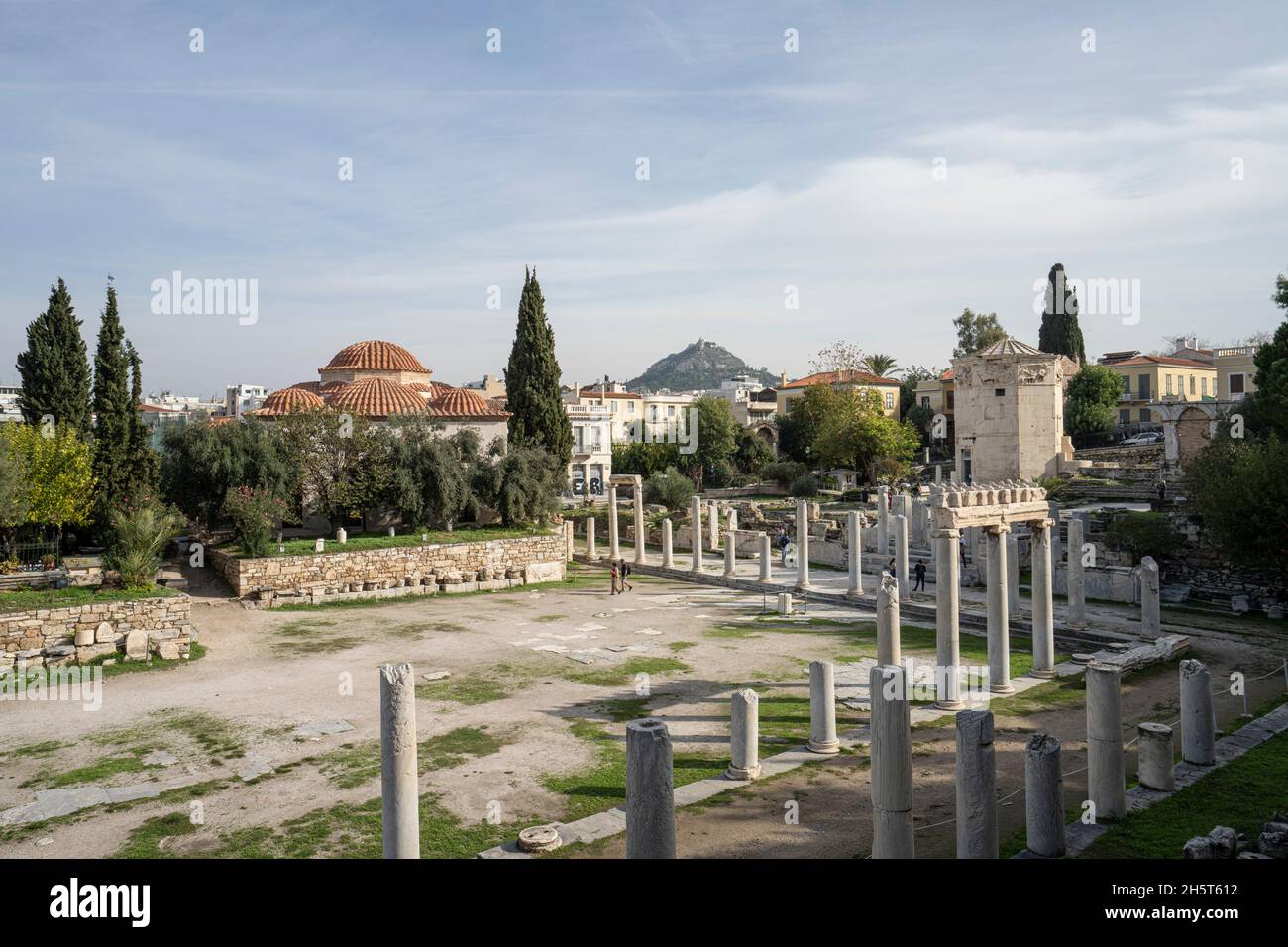 Athen, Griechenland. November 2021. Ein Vie der römischen Agora, erbaut von den Römern zwischen 19 und 11 v. Chr. mit Säulen und achteckigem Turm Stockfoto