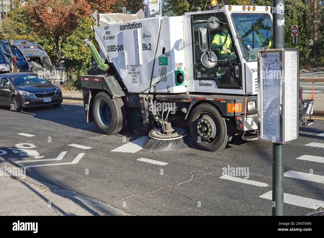 Brooklyn, NY, USA - 10. Nov 2021: Sanitation Department mechanische Straßenreinigung fegen roadbed Stockfoto