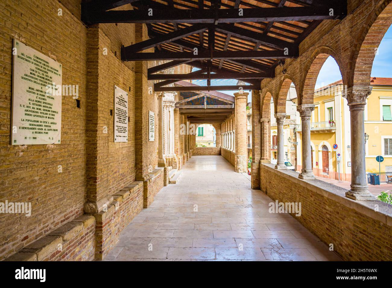 Die Pfarrkirche von San Michele Arcangelo in der Altstadt von Citta Sant Angelo Stockfoto