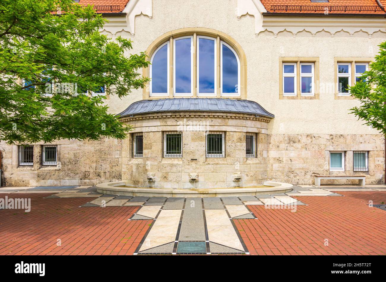 Ulm, Baden-Württemberg, Deutschland: Das Gebäude des städtischen Wintergartens, ehemals kommunales Hallenbad, von Süden aus gesehen. Stockfoto