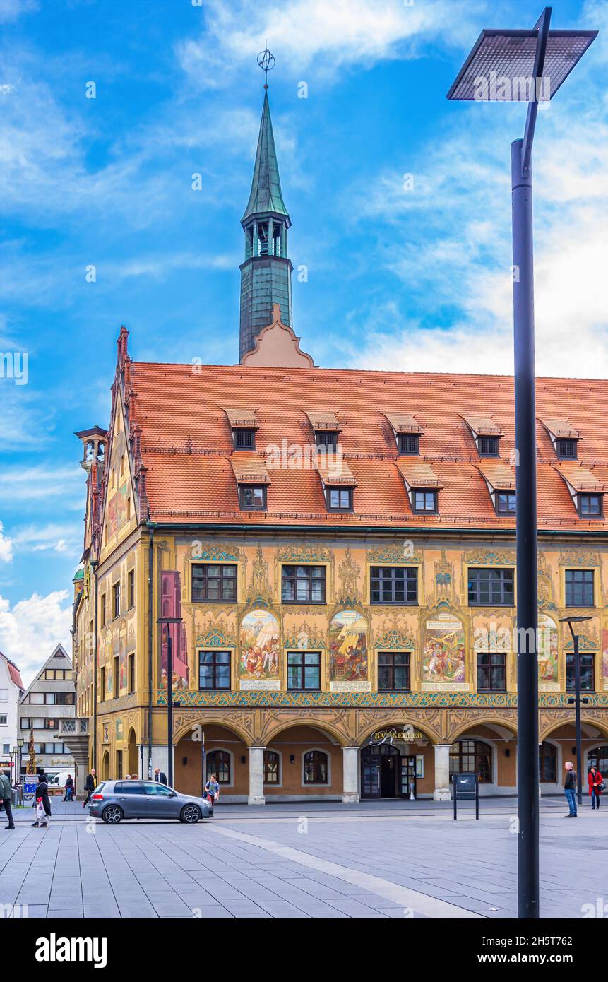 Ulm, Baden-Württemberg, Deutschland: Das alte, historische, mittelalterliche Rathaus mit seiner Fassade, die überall mit Fresken geschmückt ist. Stockfoto