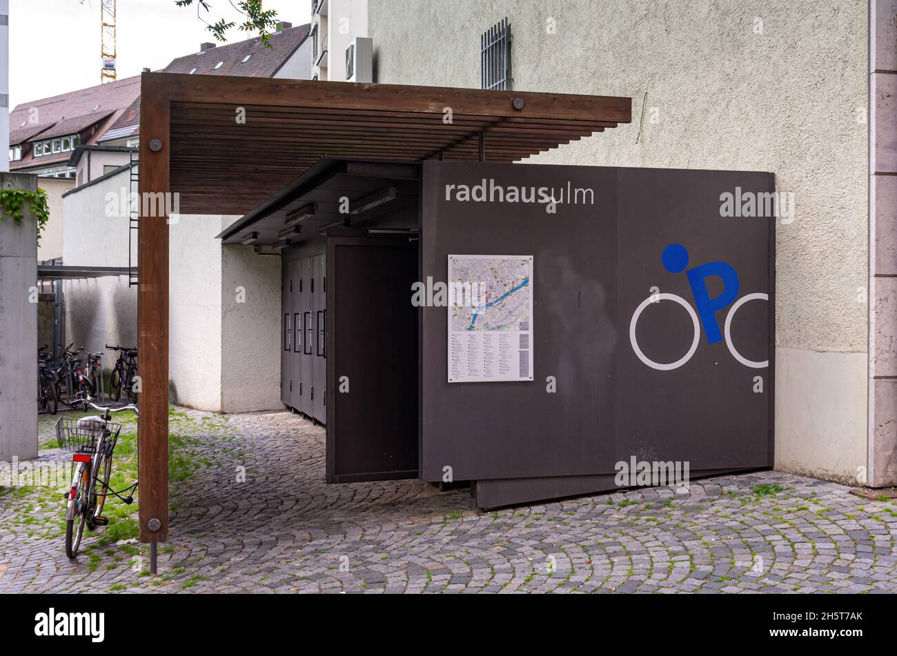 Ulm, Baden-Württemberg, Deutschland: Das Radhaus, ein Fahrradschuppen zum Abstellen von Fahrrädern, direkt neben dem Rathaus in der Vestgasse. Stockfoto