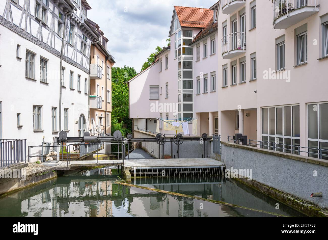 Unterwegs im Fischerviertel Ulm, Baden-Württemberg, Deutschland: Damm und Wehr in der Blau nahe der Mündung in die Donau. Stockfoto