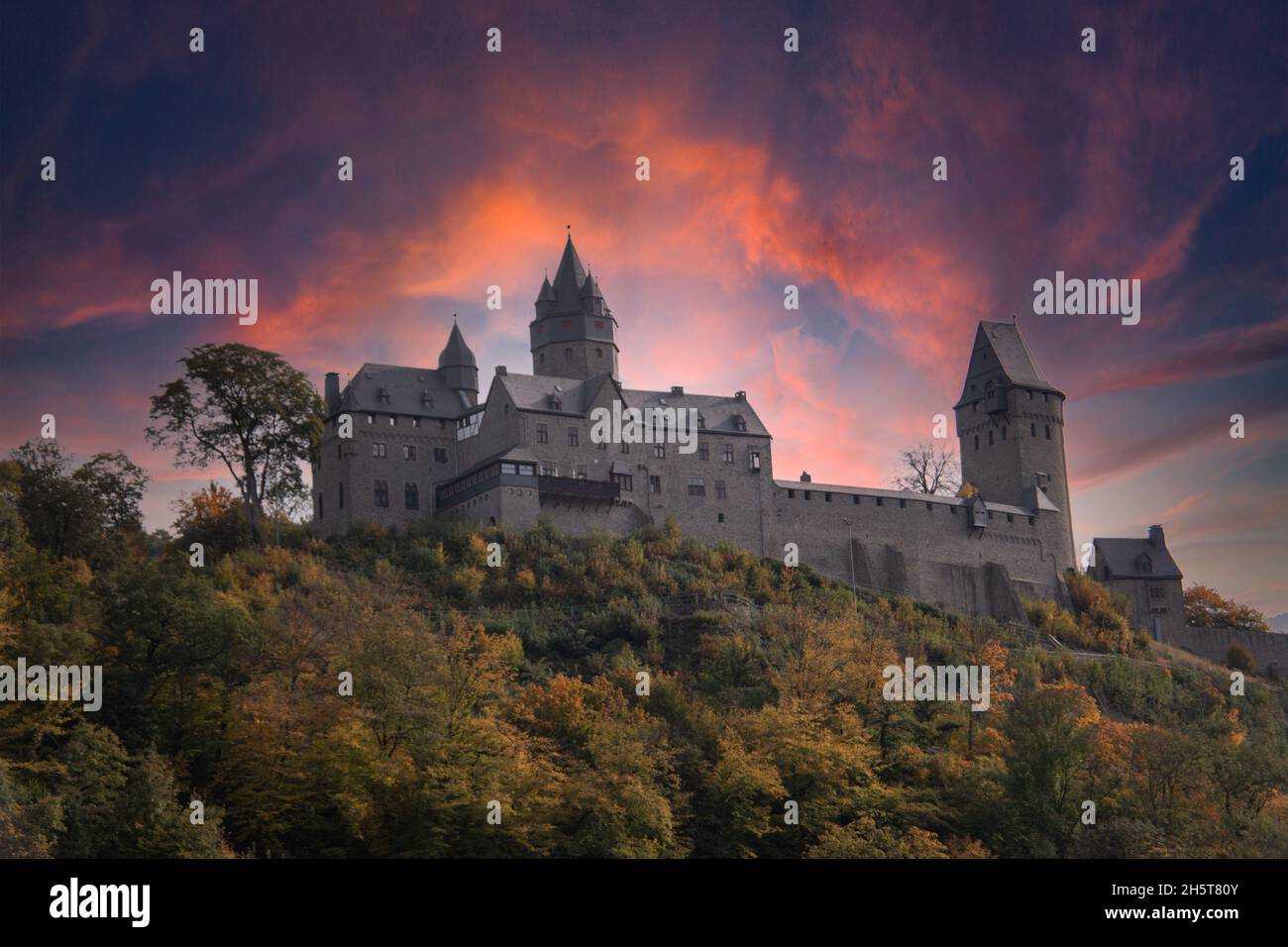Schloss Altena auf dem Hügel Stockfoto