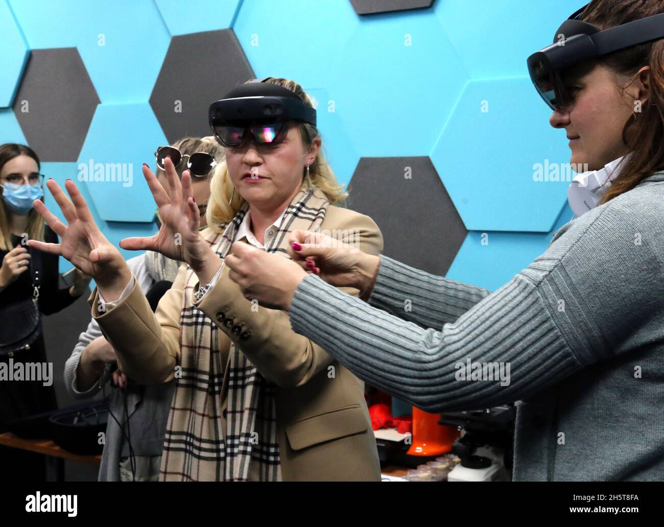 Krakau. Krakau. Polen.Microsoft HoloLens 2-Ausrüstung für fortschrittliche Mixed Reality-Technologie. Stockfoto