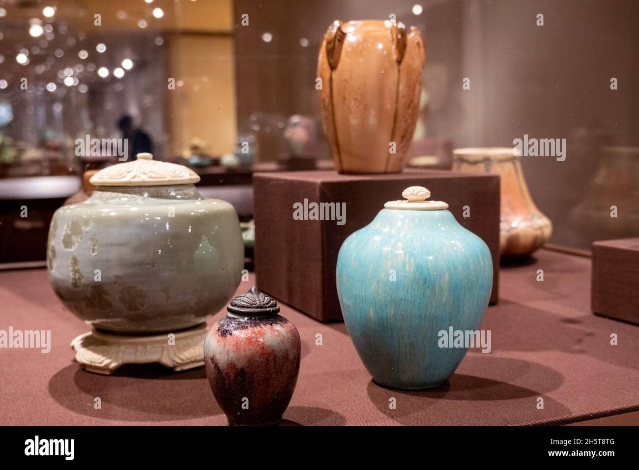 Ausstellung „Gifts from the Fire: American Ceramics“ im Metropolitan Museum of Art in New York City, USA Stockfoto