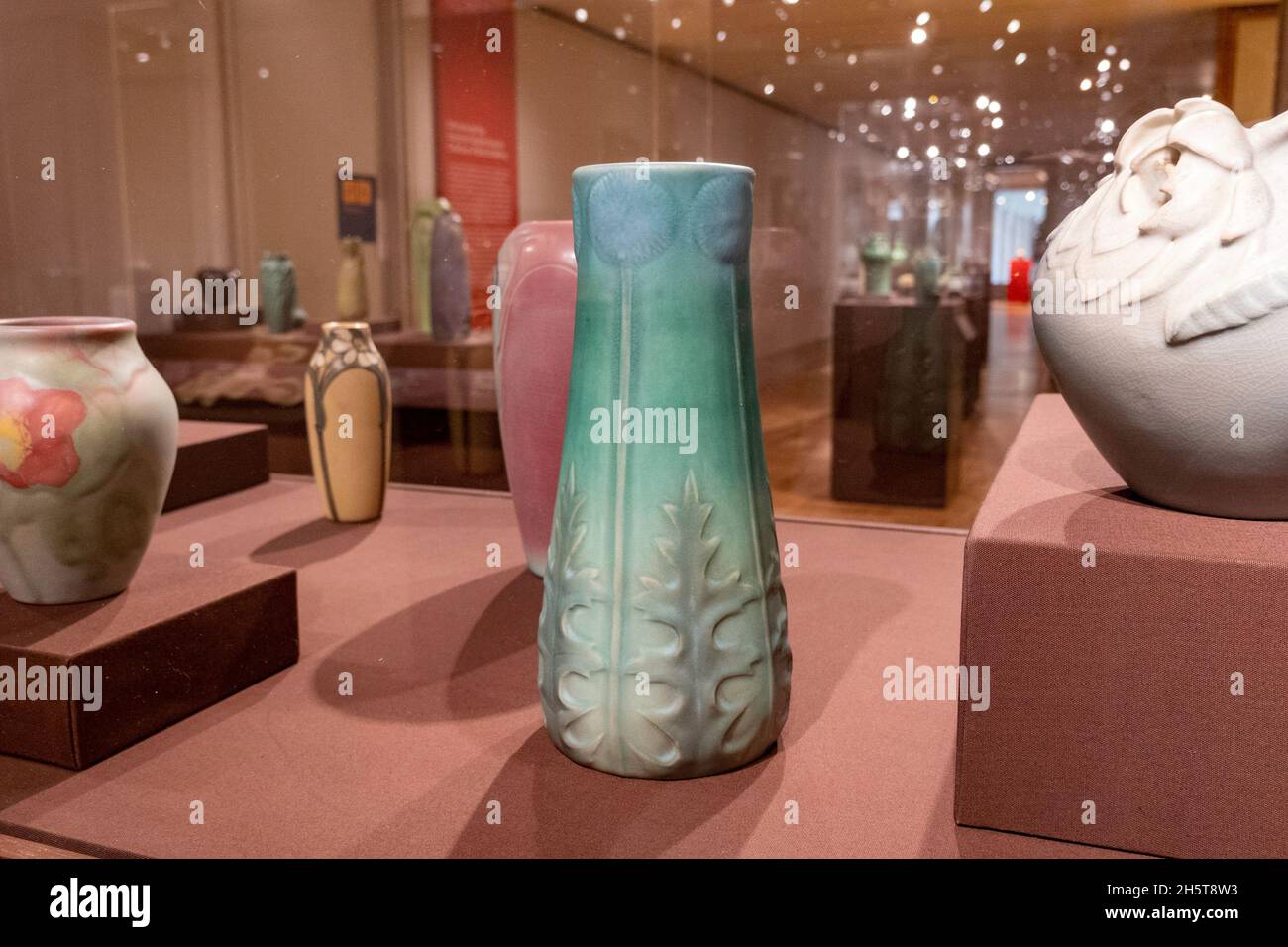Ausstellung „Gifts from the Fire: American Ceramics“ im Metropolitan Museum of Art in New York City, USA Stockfoto