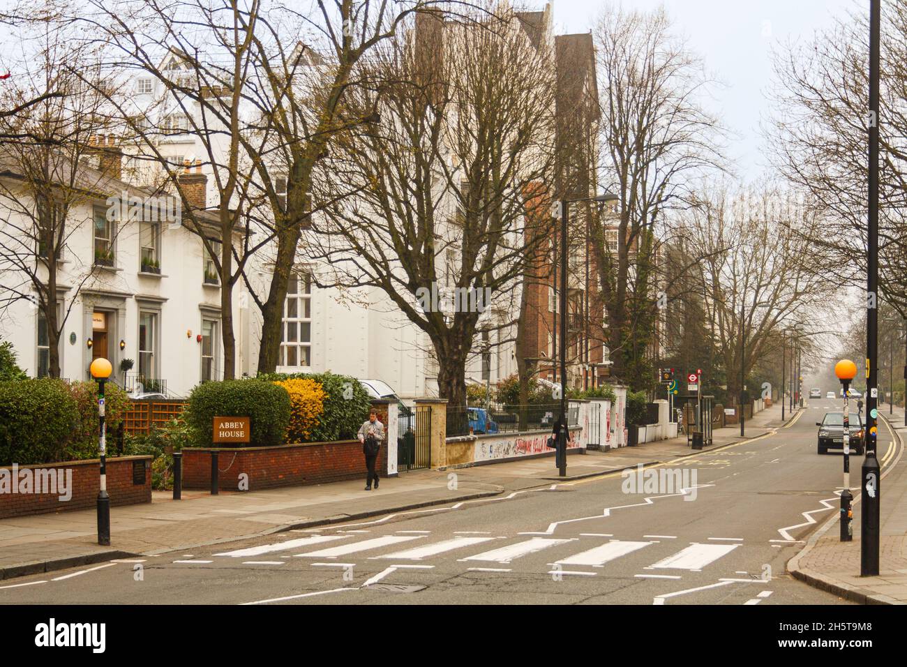 London, Großbritannien; 16. März 2011: Der legendäre Beatles-Crosswalk vor den Musikstudios an der Abbey Road. Stockfoto