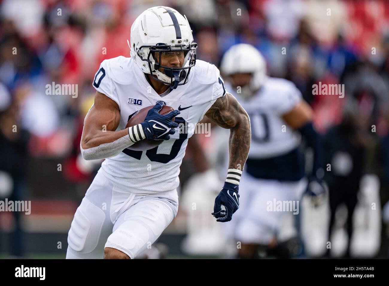 Penn State Nittany Lions läuft zurück John Lovett (10) spielt während des NCAA College Football Spiels zwischen Penn State und Maryland am Samstag, den 6. November 2021 im Capital One Field im Maryland Stadium in College Park, MD. Jacob Kupferman/CSM Stockfoto