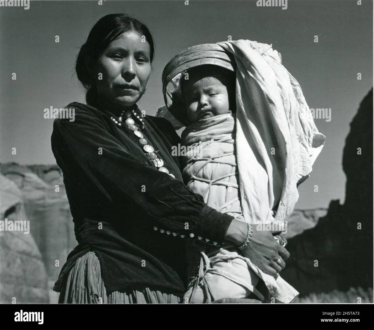 Navajo Frau und Kleinkind. Canyon de Chelly National Monument, Arizona. Etwa 1941. Foto von Ansel Adams/National Park Service Stockfoto