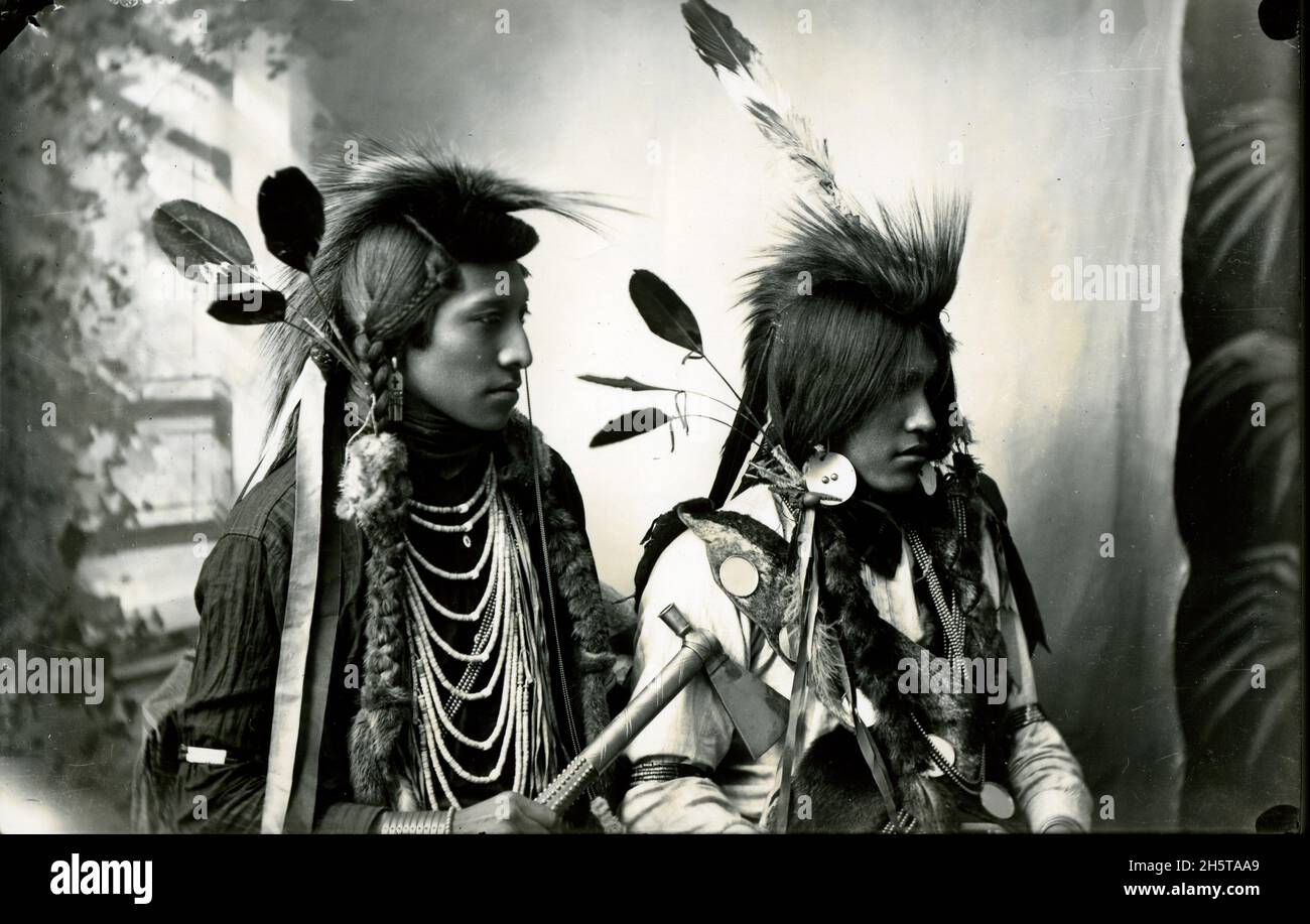 Zwei nicht identifizierte indische Männer, wahrscheinlich Shoshone, Fort Hall Reservation, Pocatello, Idaho, 1897. Foto von Benedicte Wrensted. Stockfoto