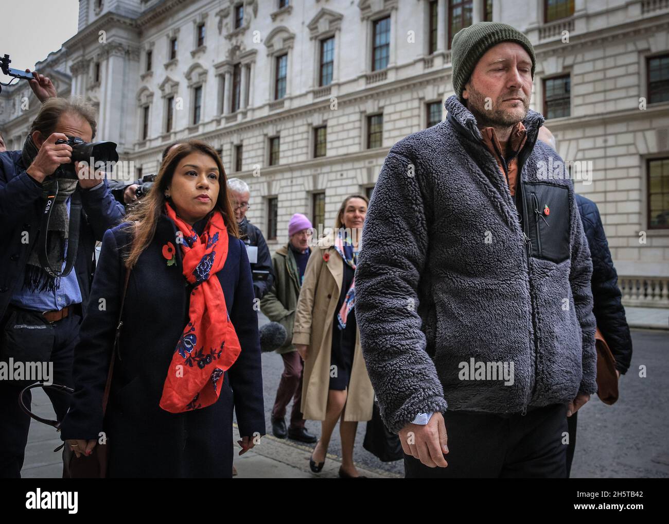 London, Großbritannien. November 2021. Richard Ratcliffe hat seine Augen für einen kurzen Moment geschlossen, als er hereinkommt. Ratcliffe heute, am 19. Tag seines Hungerstreiks vor dem Auswärtigen Amt. Ratcliffe geht zusammen mit seinem Parlamentsabgeordneten Tulip Siddiq und Mitgliedern seines Unterstützerteams und seiner Familie ins Auswärtige Amt, um James geschickt zu treffen. Es heißt, dass er heute ein Treffen mit iranischen Vertretern abgehalten habe, um die Dinge im Fall von Ratcliffes Frau Nazanin Zaghari-Ratcliffe, die noch immer im Iran festgehalten wird, voranzubringen. Kredit: Imageplotter/Alamy Live Nachrichten Stockfoto