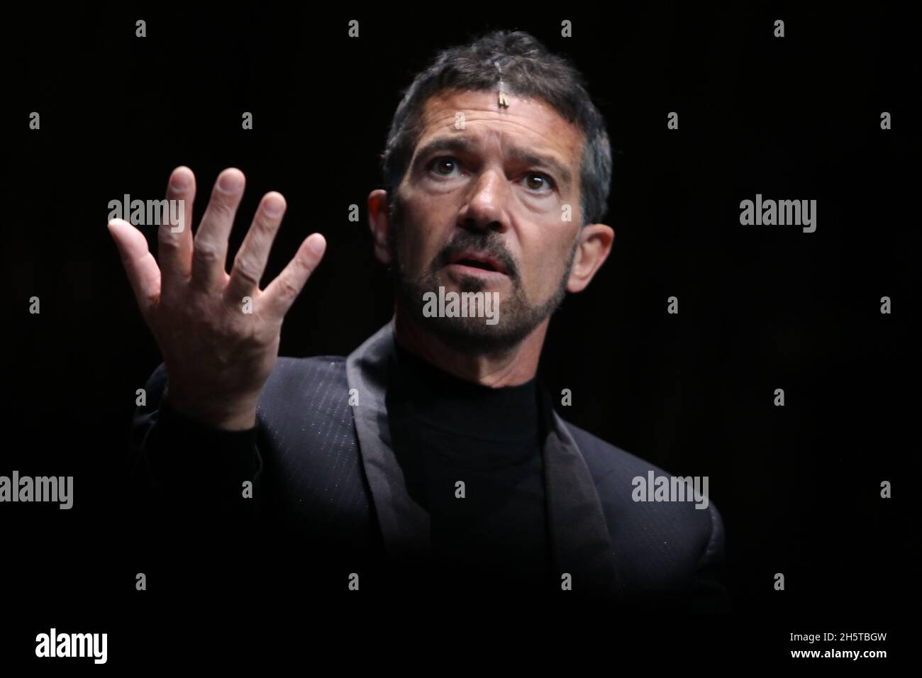 Malaga, Spanien. 11. November 2021: 11. November 2021 (Malaga) Antonio Banderas kehrt mit "Company" zu den kultigen Musicals des Broadway der 70er zurück am 17. November feiert die Show ihre Premiere im Teatro del Soho, das bis März als Poster verbleibt. Banderas selbst wird diese zentrale Figur sein, Robert oder Bob, ein einziger Frauenheld, der 50 Jahre alt wird und von Paaren von Freunden umgeben ist, die viel über menschliche Beziehungen zu sagen haben. Um dieses Projekt durchzuführen, hat es seine Agenda für die nächsten fünf Monate geklärt. Kredit: ZUMA Press, Inc./Alamy Live Nachrichten Stockfoto