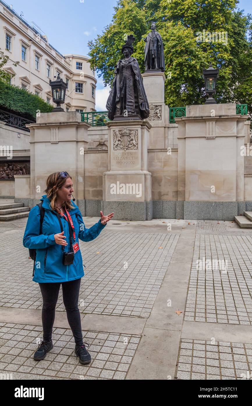 LONDON, VEREINIGTES KÖNIGREICH - 4. OKTOBER 2017: Reiseführer vor dem Queen Elizabeth Memorial von King George VI in London, Vereinigtes Königreich Stockfoto