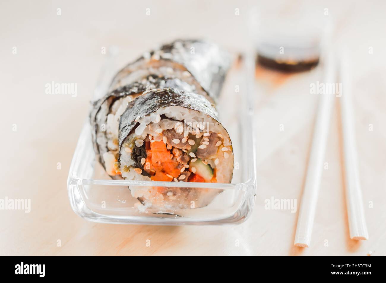 Schneiden Sie Kimbap oder Gimpab. Traditionelle koreanische Brötchen mit Reis, Rindfleisch, Gemüse und Omelette Stockfoto
