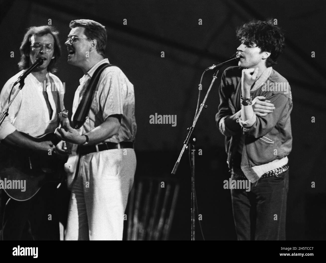 JOAKIM THSTR…M auf der Bühne mit Bjšrn Afzelius und Mikael Wiehe bei einer TV-Show Stockfoto