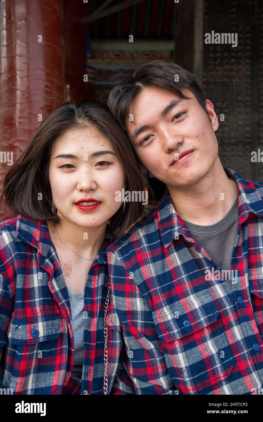 Zwei chinesische Jugendliche posieren in der Ausstellungshalle für Steinskulpturen in Xi'an, China Stockfoto