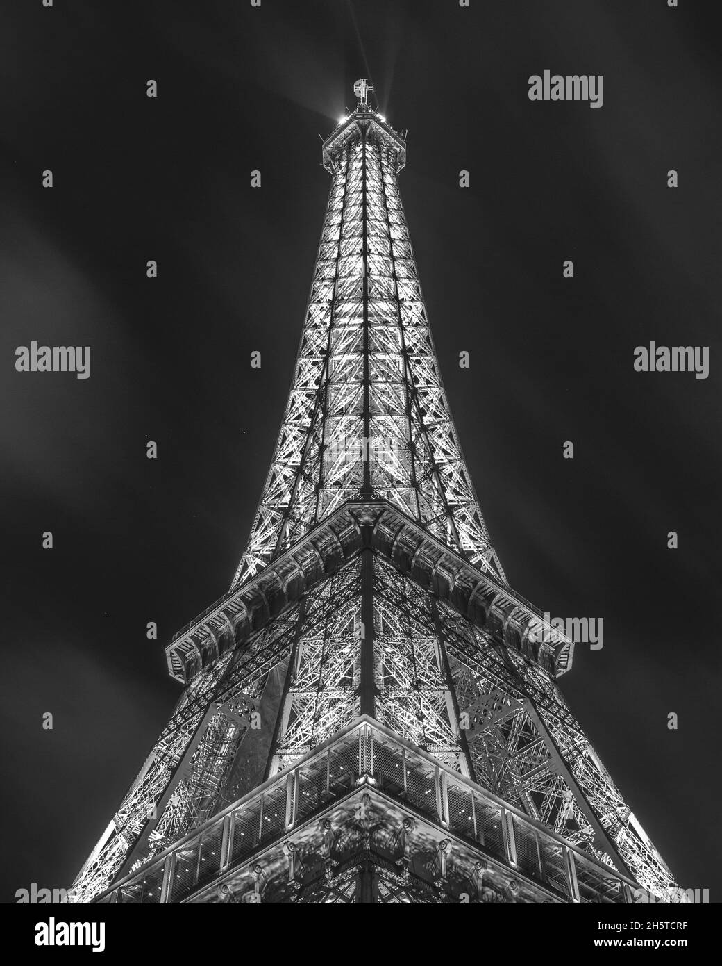 Graustufenaufnahme des schönen Eiffelturms bei Nacht in Paris, Frankreich Stockfoto