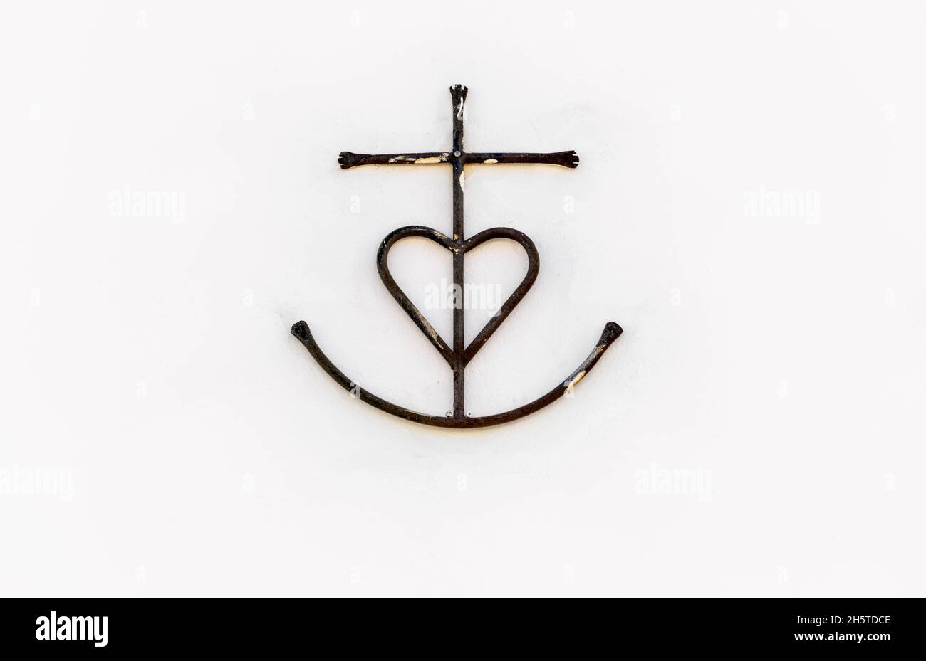 Metal Camargue Cross Saintes Maries de la Mer symbolisiert Glaube Hoffnung & Nächstenliebe Stockfoto